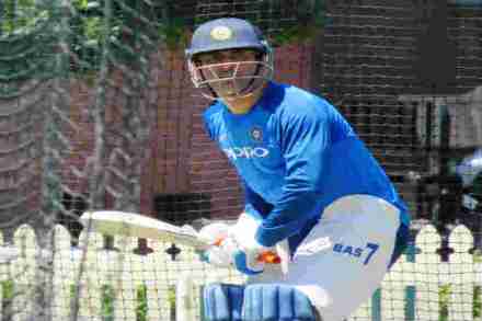 Video : धोनी….धोनी…. जेव्हा मेलबर्नच्या मैदानात धोनीच्या नावाचा गजर होतो Video : धोनी….धोनी…. जेव्हा मेलबर्नच्या मैदानात धोनीच्या नावाचा गजर होतो