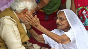मोदींनी घेतली आईची भेट