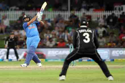 IND vs NZ : ‘हिटमॅन’ची भारताचा सिक्सर किंग बनण्याकडे वाटचाल, धोनीशी बरोबरी