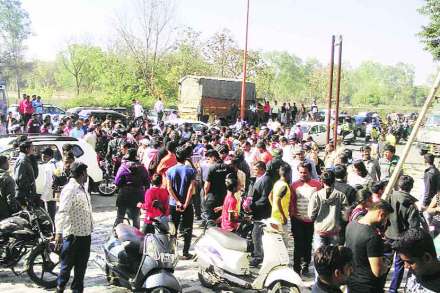 बिबटय़ाला पाहण्यासाठी जमलेली गर्दी. 