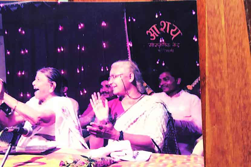 मृणाल गोरे यांच्यासोबत मेधा पाटकर