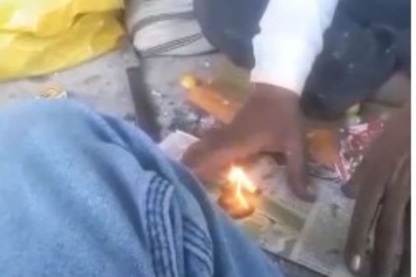 भोंदू बाबा कथित चमत्कार करुन दाखवताना.