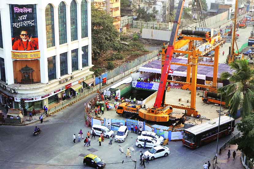 भुयारीकरणासाठी भूगर्भात सोडलेली दोन यंत्रे गुरुवारी सकाळी शिवसेना भवन येथे बाहेर पडणार आहेत.