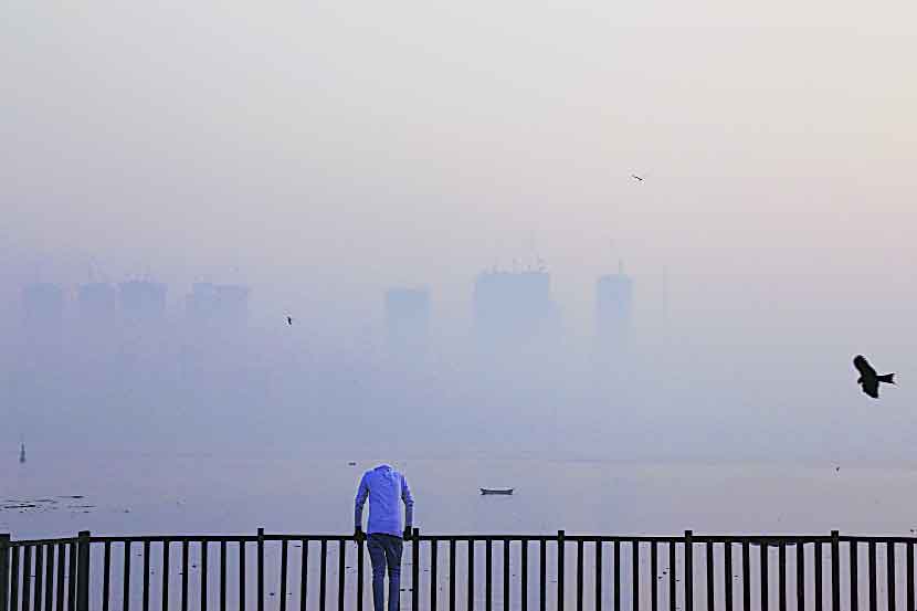 मुंबईतील वाढत्या धुरक्यामुळे श्वसनाचे विकार वाढले आहेत. (छायाचित्र : निर्मल हरिंद्रन) मुंबईतील वाढत्या धुरक्यामुळे श्वसनाचे विकार वाढले आहेत. (छायाचित्र : निर्मल हरिंद्रन)