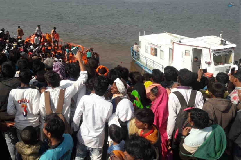 धाडगाव येथील भुसा पॉइंटजवळ प्रवाशांना घेऊन जाणारी बोट उलटल्याची घटना मंगळवारी दुपारी घडली.