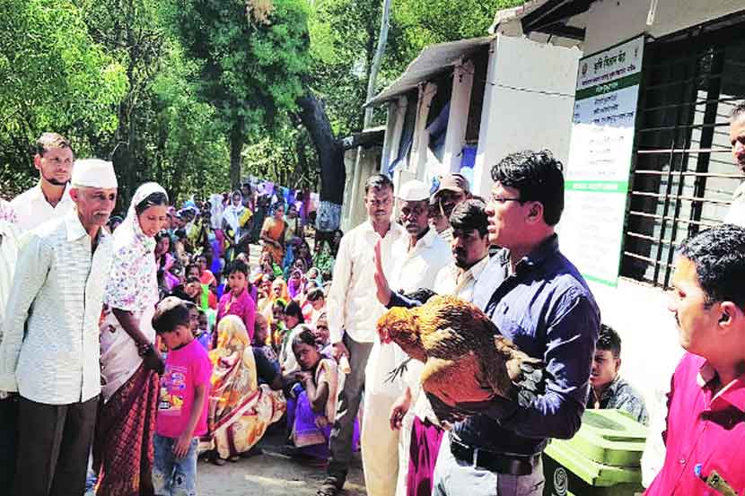 यशवंतराव चव्हाण महाराष्ट्र मुक्त विद्यापीठाच्या कृषी विज्ञान केंद्रातर्फे दत्तक ग्राम उपक्रम अंतर्गत आदिवासीबहुल गावामध्ये कोंबडी पालन व्यवसायाविषयी माहिती देताना अधिकारी