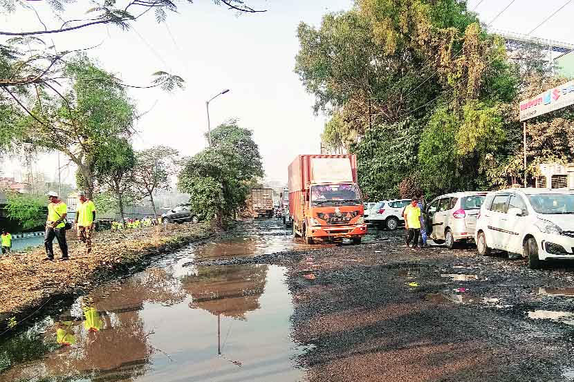 उरण- तुर्भे रस्त्याची खड्डय़ांमुळे बिकट अवस्था झाली आहे.