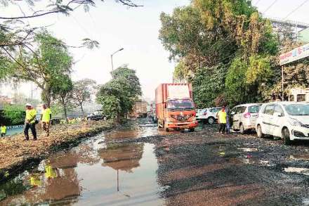 उरण- तुर्भे रस्त्याची खड्डय़ांमुळे बिकट अवस्था झाली आहे.