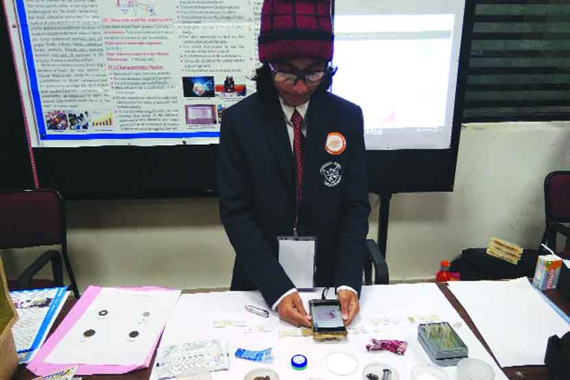 शालेय विद्यार्थ्यांनी अवघ्या वीस रुपयांत मायक्रोस्कोप घडवला!