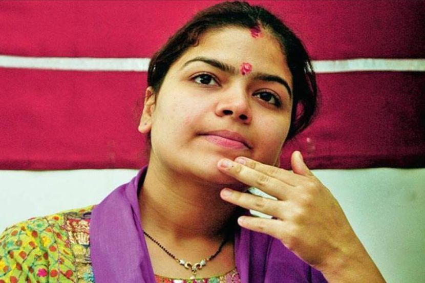 तेव्हा पूनम महाजन गांधारी झाल्या होत्या का?, शरद पवारांच्या नातवाचे टीकास्त्र