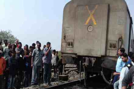 सचखंड एक्स्प्रेसचे इंजिन डबे सोडून धावले, थोडक्यात टळला अपघात