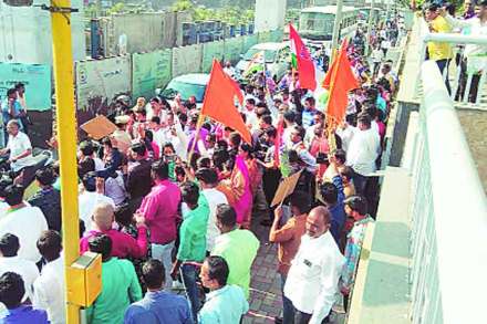 पिंपरी महापालिकेच्या राजकारणात सध्या भाजप विरोधी आंदोलनाचे सत्र सुरू आहे. पिंपरी महापालिकेच्या राजकारणात सध्या भाजप विरोधी आंदोलनाचे सत्र सुरू आहे.