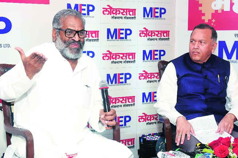वायदा बाजार व बाजारपेठ या सत्रात कृषीमालाच्या बाजारपेठेतील आव्हानांची आणि उपायांची मांडणी करताना राज्य कृषी मूल्य आयोगाचे अध्यक्ष पाशा पटेल. शेजारी एमसीएक्सचे व्यवस्थापकीय संचालक मृगांक परांजपे.
