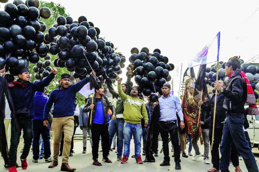 आसाममध्ये मोदींना काळे झेंडे