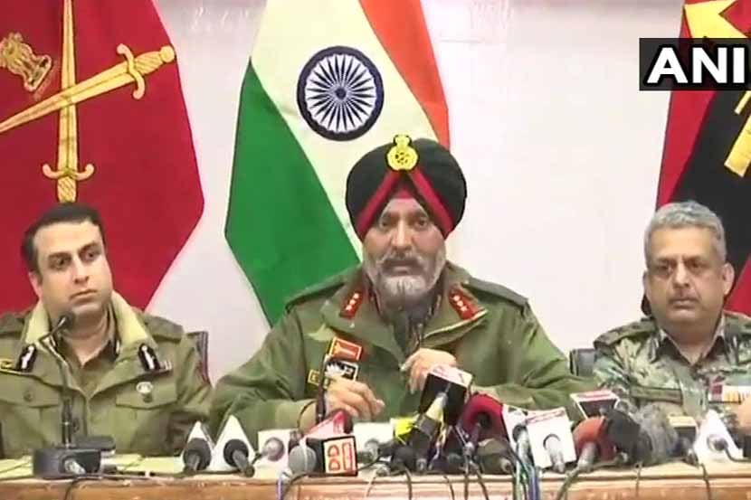 सीआरपीएफ, सैन्याच्या वरिष्ठ अधिकाऱ्यांनी मंगळवारी पत्रकार परिषद घेतली. सीआरपीएफ, सैन्याच्या वरिष्ठ अधिकाऱ्यांनी मंगळवारी पत्रकार परिषद घेतली.