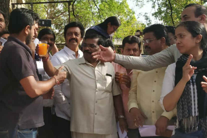 पुणे : पुण्यात सुरु असलेले मूकबधिर तरुणांचे उपोषण अखेर मागे घेण्यात आले.