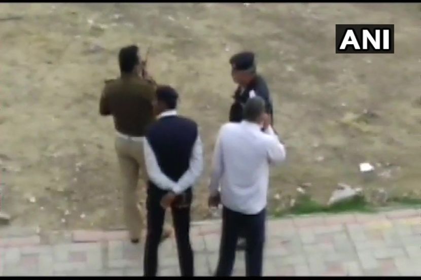 दिल्ली : अक्षरधाम मंदिराजवळ पोलिसांच्या पथकावर गोळीबार