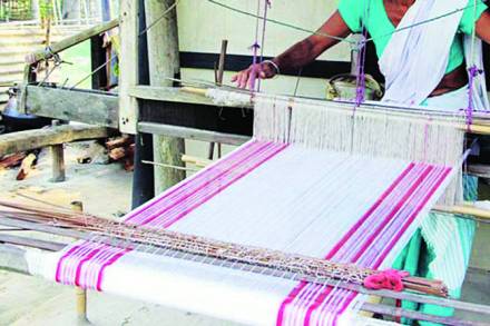 महिला रोजगाराच्या शोधात मैलोन्मैल पायपीट करू लागल्या. या ओढगस्तीच्या परिस्थितीत पारंपरिक विणकामाने त्यांना मदतीचा हात दिला.