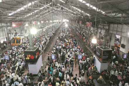 महामुंबईतला मराठी टक्का घसरतोय, हिंदीचा वाढतोय महामुंबईतला मराठी टक्का घसरतोय, हिंदीचा वाढतोय