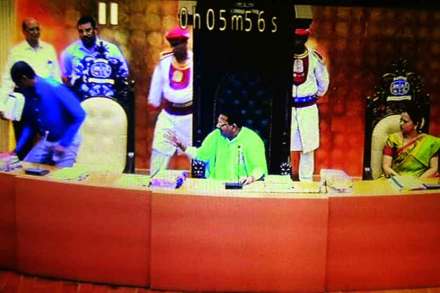 आयुक्तांना अपशब्द वापरल्याने ते महासभेतून निघून गेले.