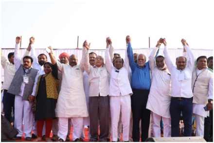 उभय काँग्रेसबरोबर बोलणी सुरु असतानाच बहुजन वंचित आघाडीचे नेते प्रकाश आंबेडकर यांनी मंगळवारी रात्री कोल्हापूर येथे झालेल्या सभेत लोकसभा निवडणुकीसाठी ५ उमेदवार जाहीर केले.
