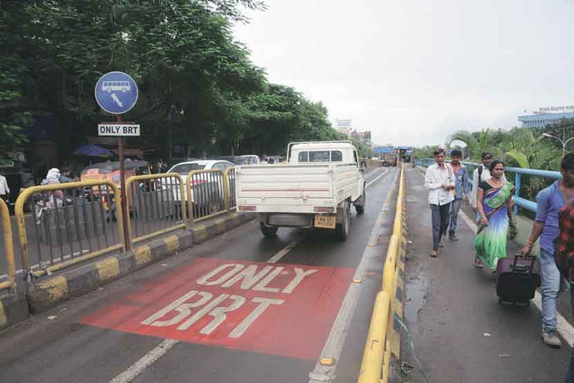 पिंपरी-चिंचवड शहरातील तीन मार्गावर पीएमपीच्या वतीने बीआरटी बस सेवा सुरू करण्यात आली आहे. 