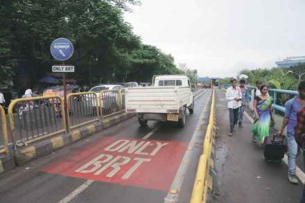 पिंपरी-चिंचवड शहरातील तीन मार्गावर पीएमपीच्या वतीने बीआरटी बस सेवा सुरू करण्यात आली आहे. 