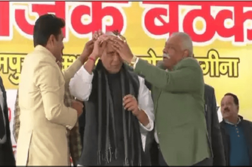 राजनाथ सिहांनी नाकारला सोन्याचा मुकुट, म्हणाले…कोणा गरीब मुलीच्या लग्नात द्या !