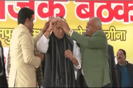 राजनाथ सिहांनी नाकारला सोन्याचा मुकुट, म्हणाले…कोणा गरीब मुलीच्या लग्नात द्या !