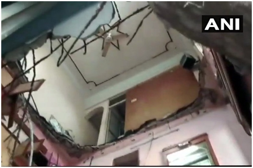 उल्हासनगर येथे एका इमारतीचा स्लॅब कोसळून तीन जण ठार झाले आहेत. 