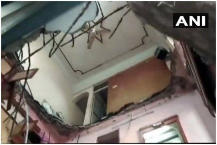 उल्हासनगर येथे एका इमारतीचा स्लॅब कोसळून तीन जण ठार झाले आहेत. 