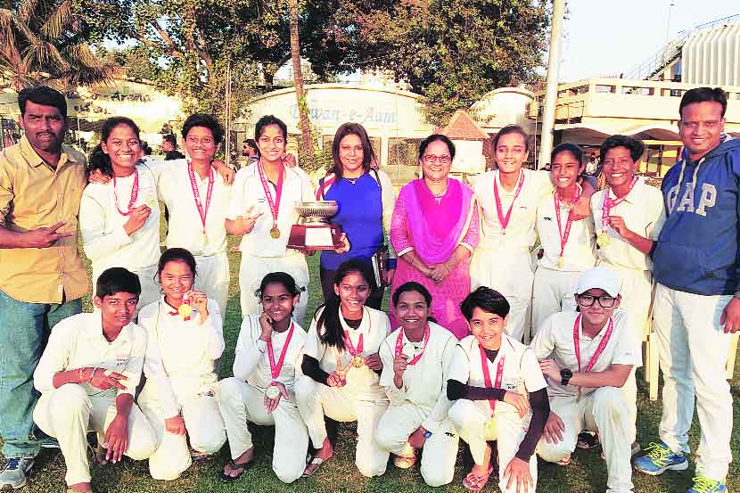 मनोरमाबाई आपटे चषक विजेता शारदाश्रम विद्यामंदिर शाळेचा संघ.