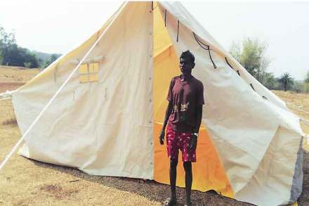 भूकंपप्रवण क्षेत्रात प्रशासनाच्या वतीने तंबू उभारण्यात आले आहेत. मात्र या तंबूंचा आकार कमी असल्याने रहिवाशांनी नाराजी व्यक्त केली. भूकंपप्रवण क्षेत्रात प्रशासनाच्या वतीने तंबू उभारण्यात आले आहेत. मात्र या तंबूंचा आकार कमी असल्याने रहिवाशांनी नाराजी व्यक्त केली.