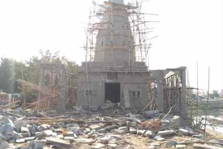 पिंपरी-चिंचवड : बांधकाम सुरु असलेल्या एका मंदिराच्या सभामंडपाचा स्लॅब कोसळल्याने दोन मजुरांचा मृत्यू झाला आहे.