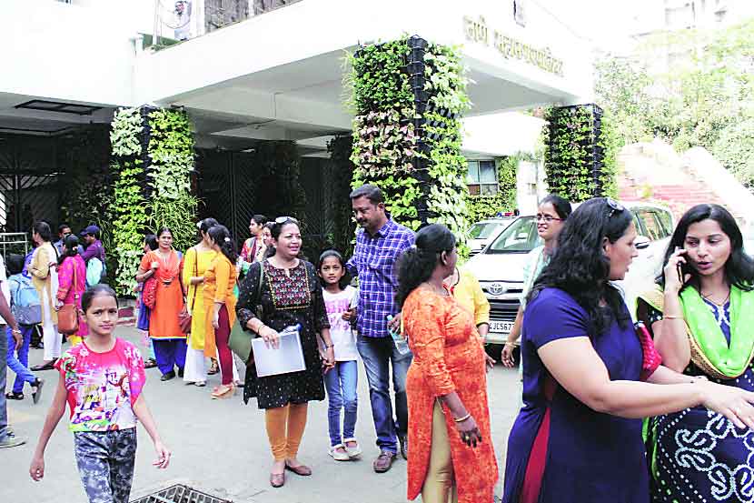 अ‍ॅथलेटिक्ससाठी सुविधा देण्याचे आश्वासन आयुक्तांनी दिल्यामुळे पालकांनी आनंद व्यक्त केला.