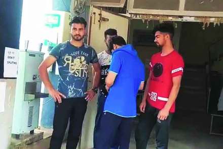 यवतमाळातील वाघापूर परिसरातील वैभवनगर येथे बुधवारी रात्री १० ते १५ तरुणांनी काश्मिरी विद्यार्थ्यांवर ‘वंदे मातरम, भारत माता की जय’ हे नारे म्हणण्याची सक्ती केली