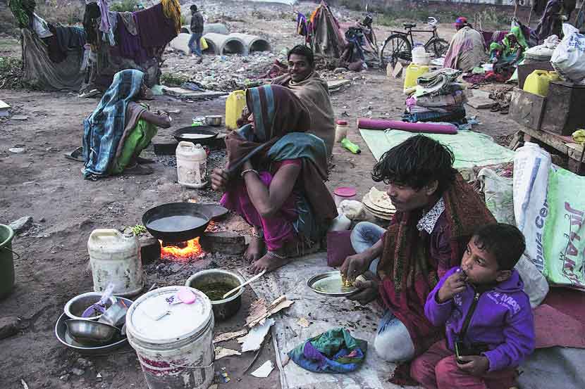 रखरखे रानोमाळ, उरापोटात बाभळ..