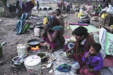 रखरखे रानोमाळ, उरापोटात बाभळ..