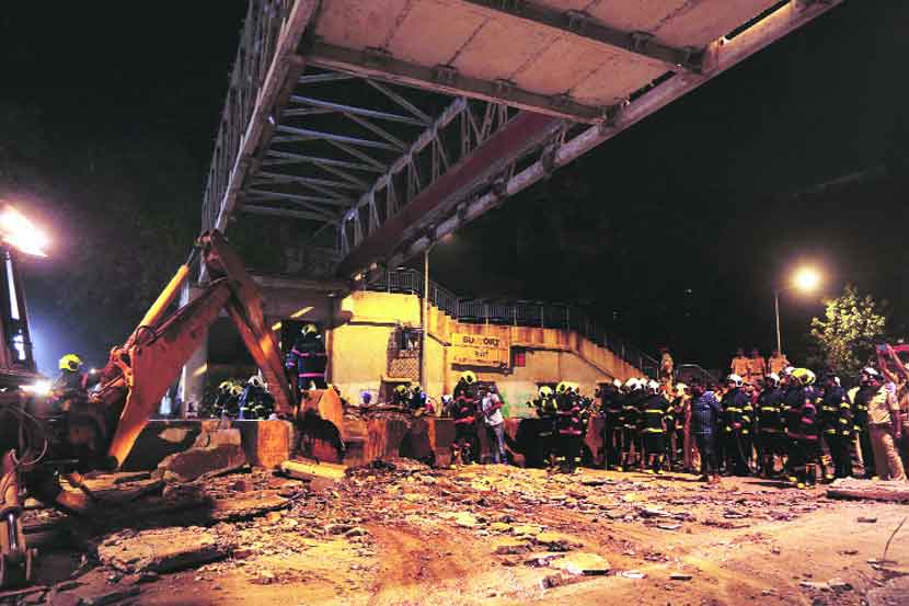 छत्रपती शिवाजी महाराज टर्मिनस (सीएसएमटी) येथील अंजूमन इस्लाम शाळेजवळील पादचारी पुलाचा स्लॅब गुरुवारी संध्याकाळी कोसळला. छत्रपती शिवाजी महाराज टर्मिनस (सीएसएमटी) येथील अंजूमन इस्लाम शाळेजवळील पादचारी पुलाचा स्लॅब गुरुवारी संध्याकाळी कोसळला.