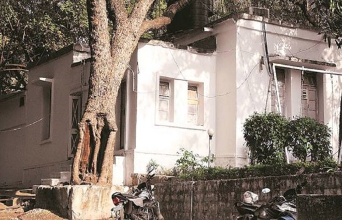 वडील मृत नाही तर योगनिद्रेत असल्याचा पोलीस अधिकाऱ्याचा दावा, दोन महिन्यांपासून करतोय उपचार