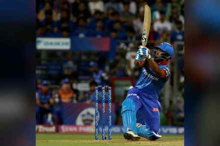 IPL 2019 : वानखेडे मैदानावर ऋषभ पंतचा धमाका, धोनीलाही टाकलं मागे