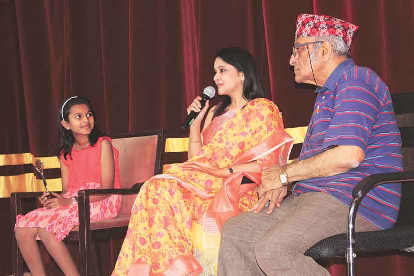 ‘तिच्या नजरेतून सिनेमा’ या चित्रपट महोत्सवाच्या समारोप सत्रात मृणाल कुलकर्णी यांनी प्रेक्षकांशी संवाद साधला. प्रांजली श्रीकांत आणि ज्येष्ठ अभिनेते डॉ. मोहन आगाशे या वेळी उपस्थित होते.