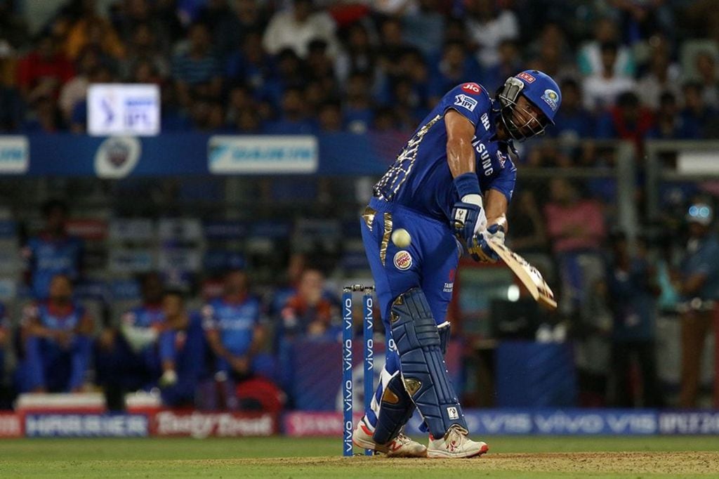 IPL 2019 : Yuvi is Back! युवराजच्या लढाऊ खेळीचे चाहत्यांकडून कौतुक