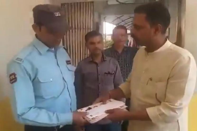 नाराज भाजपा खासदाराने पक्ष कार्यालयाच्या ‘चौकीदारा’कडे सोपवला राजीनामा नाराज भाजपा खासदाराने पक्ष कार्यालयाच्या ‘चौकीदारा’कडे सोपवला राजीनामा