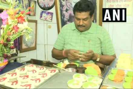 हावडा : मिठाईच्या माध्यमातून मतदानासाठी एका मिठाईवाल्याने जनजागृती केली आहे. 
 हावडा : मिठाईच्या माध्यमातून मतदानासाठी एका मिठाईवाल्याने जनजागृती केली आहे.