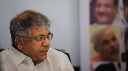 बहुजन वंचित आघाडीचे नेते अॅड. प्रकाश आंबेडकर यांनी सोमवारी सोलापूर लोकसभा मतदारसंघातून उमेदवारी अर्ज भरला. 