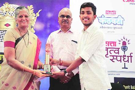 ‘लोकसत्ता वक्ता दशसहस्रेषु वक्तृत्त्व स्पर्धे’च्या पुणे केंद्रावरील अंतिम फेरीत आबासाहेब गरवारे महाविद्यालयाच्या निखिल बेलोटे याने प्रथम क्रमांक पटकावला. निखिलला परीक्षक मंगला गोडबोले आणि डॉ. एन. एस. उमराणी यांच्या हस्ते पारितोषिक प्रदान करण्यात आले.