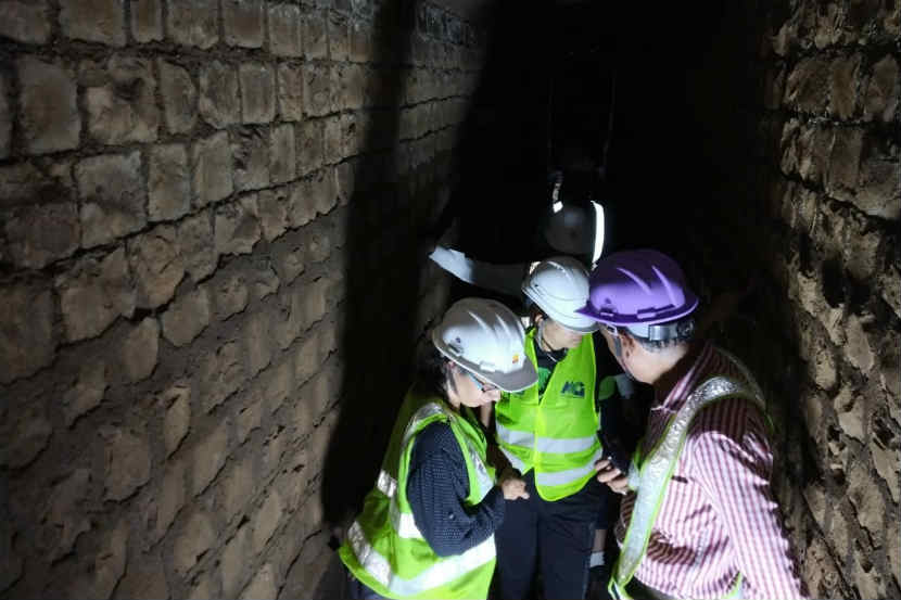 पुणे : स्वारगेट परिसरात सापडलेल्या भुयारांची पाहणी करताना पुरातत्व खात्याचे अधिकारी.