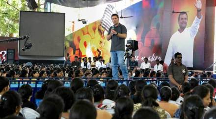 तामिळनाडूतील विद्यार्थ्यांशी काँग्रेस अध्यक्ष राहुल गांधी यांनी साधलेला संवाद हे आचारसंहितेचे उल्लंघन नसल्याचा निर्वाळा निवडणूक आयोगाने दिला आहे. (PTI Photo) (PTI3_13_2019_000068B)