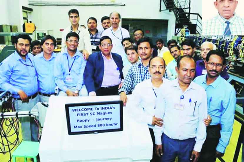 चुंबकीय रेल्वेचे प्रारूप तयार करणाऱ्या इंदूर येथील राजा रामण्णा अणुऊ र्जा केंद्रातील चुंबकीय प्रौद्योगिक विभागाचे प्रमुख शास्रज्ञ डॉ. रावजी शिंदे व सहकारी वैज्ञानिक.
